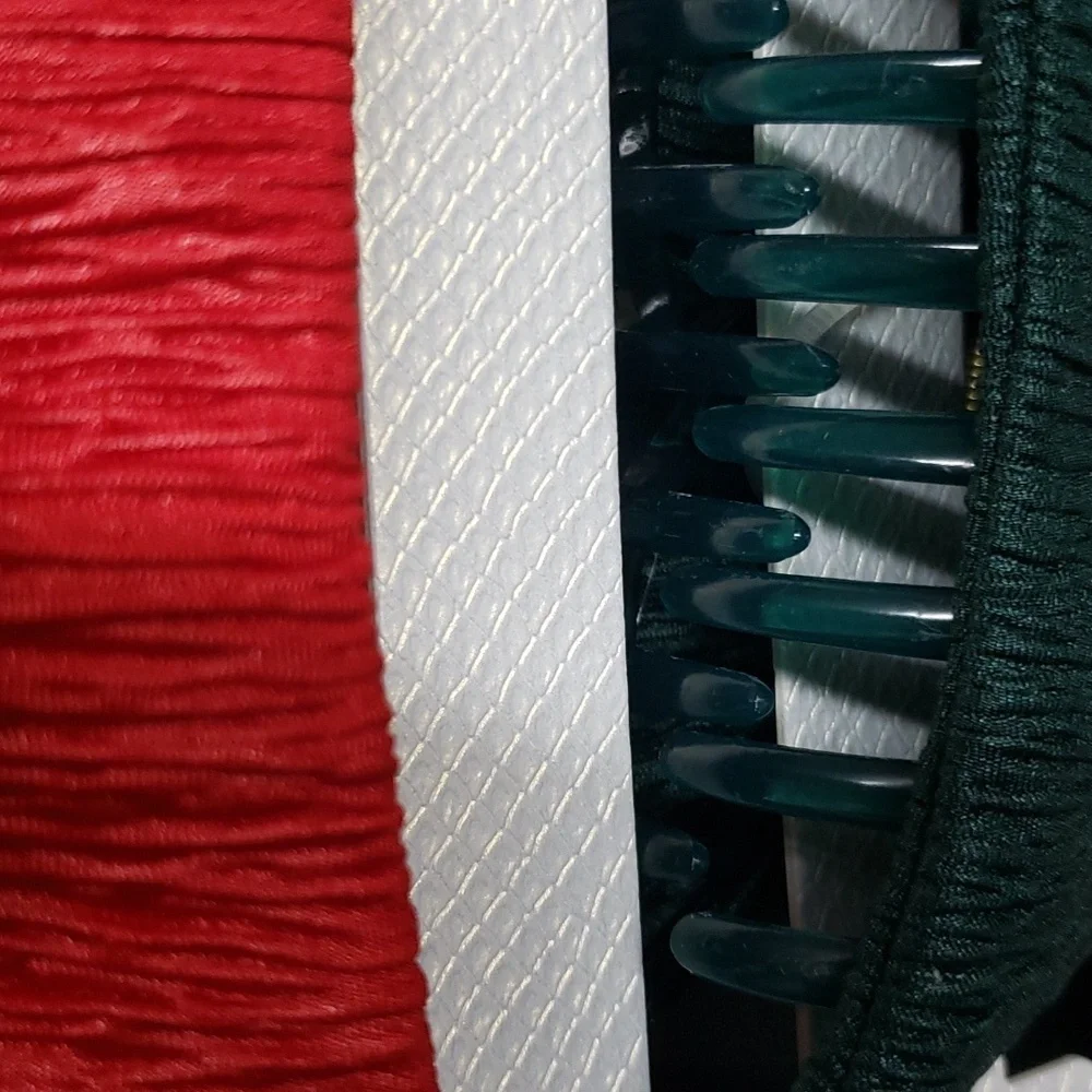 Sunday State NWT Set of 2 Red and Green Crinkle Bow Clips